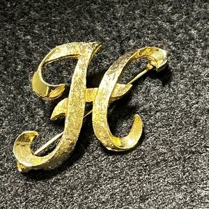 Elegant Vintage Gold Plated Cursive Letter “H” Brooch